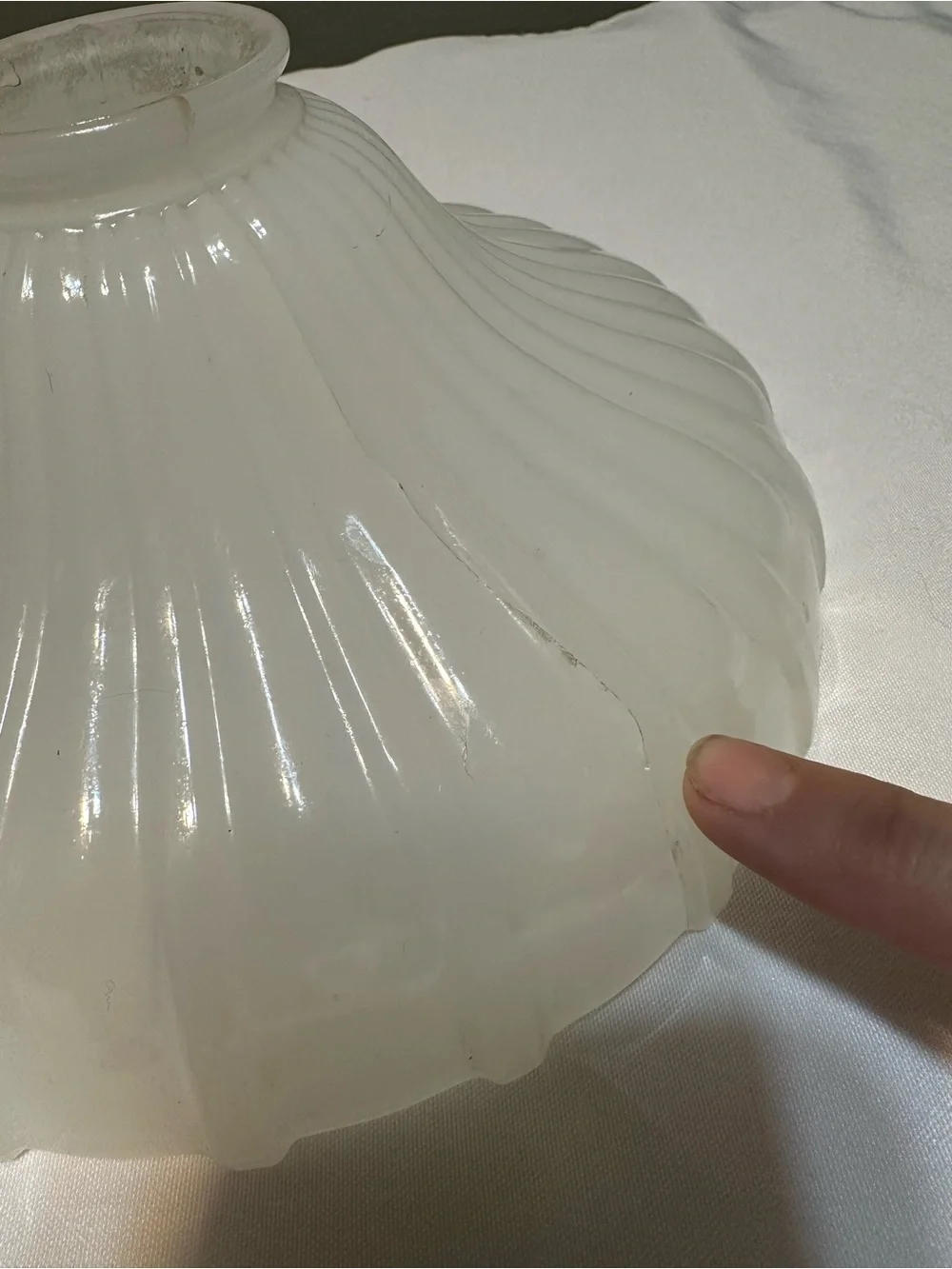 Vintage / antique milk glass/clam broth lampshade pendant light shade opalescent